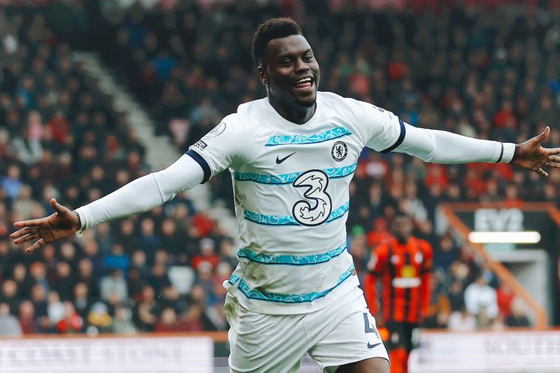 AC Milan Coba Bajak Bek  Chelsea Benoit Badiashile