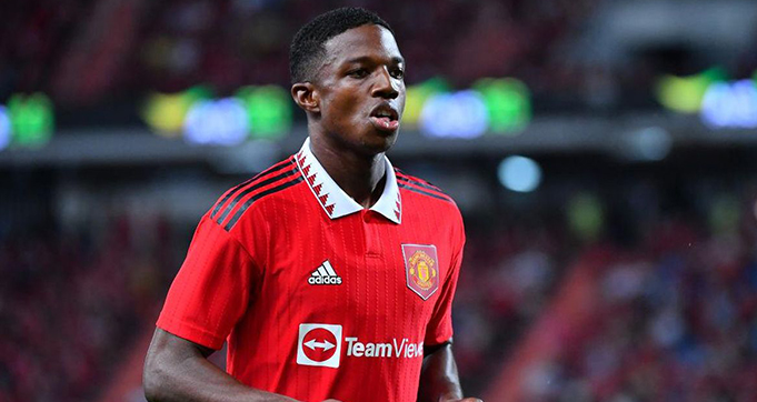 AS Roma Ingin Boyong Bek Kiri Manchester United Juga